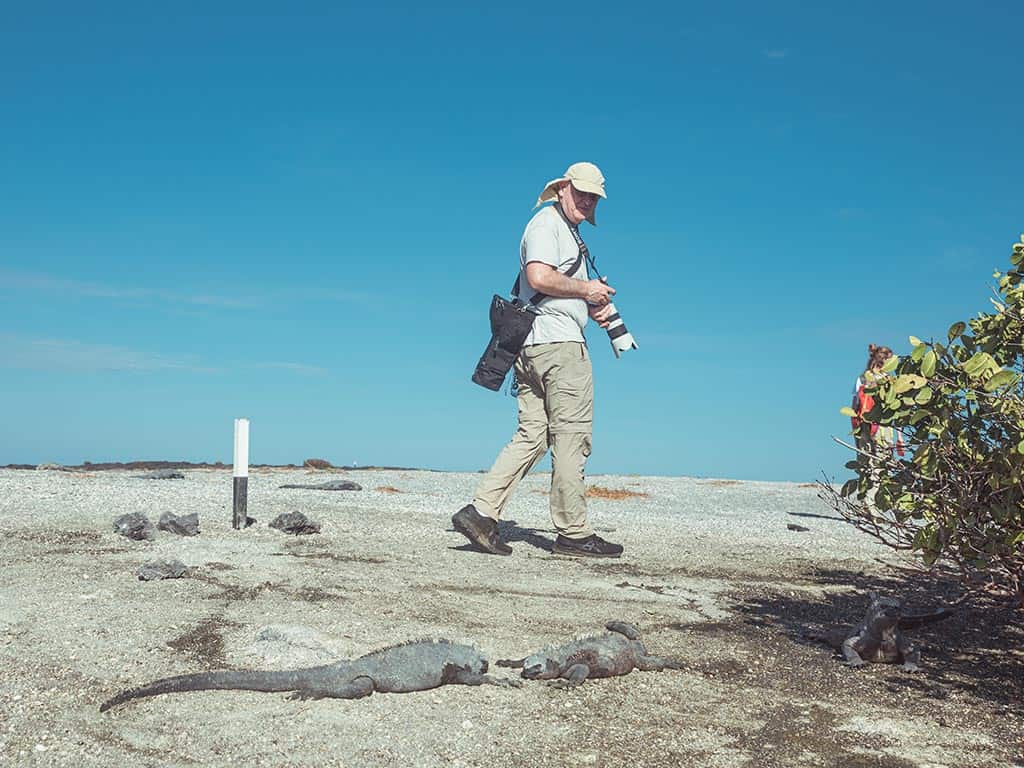 fotógrafo caminando en las islas galápagos
