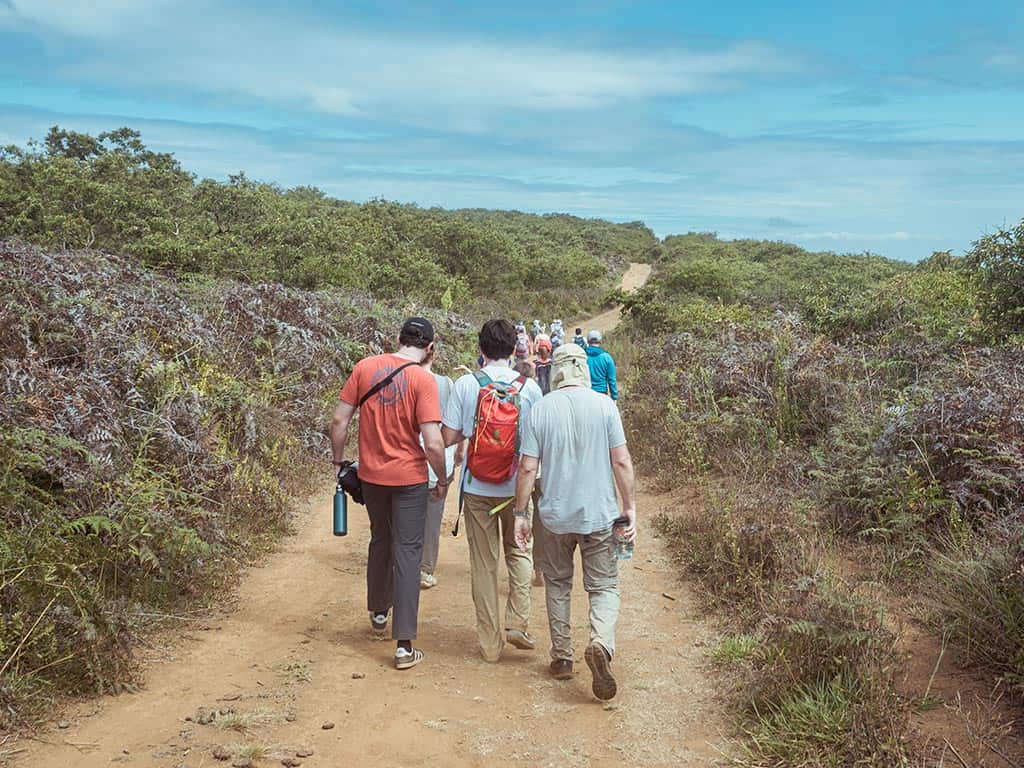 turistas caminando por las islas galápagos