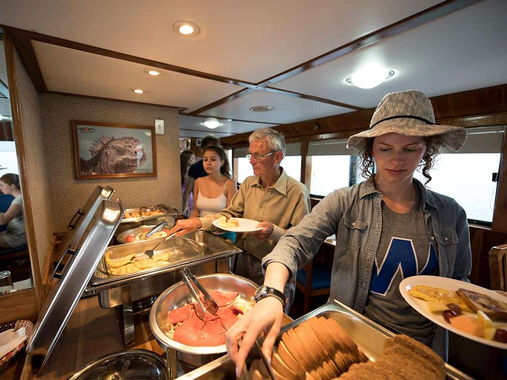 fragata cruise dining room